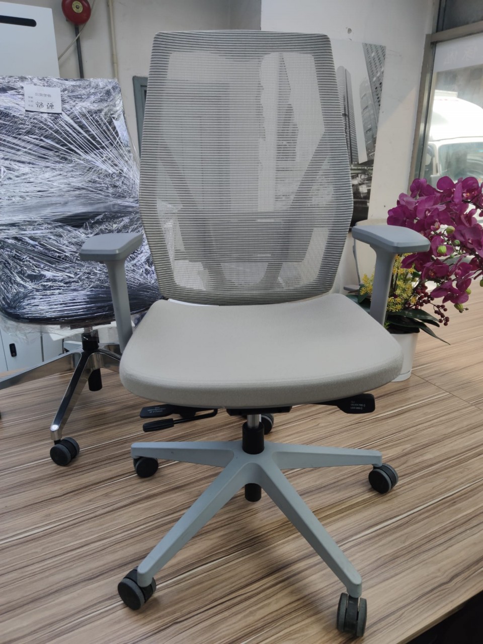 Allsteel 米色升降扶手網背椅