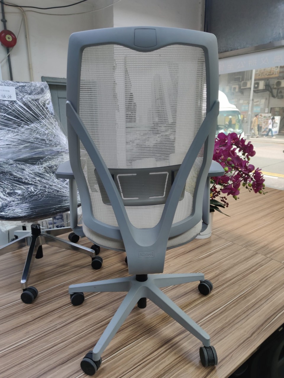 Allsteel 米色升降扶手網背椅