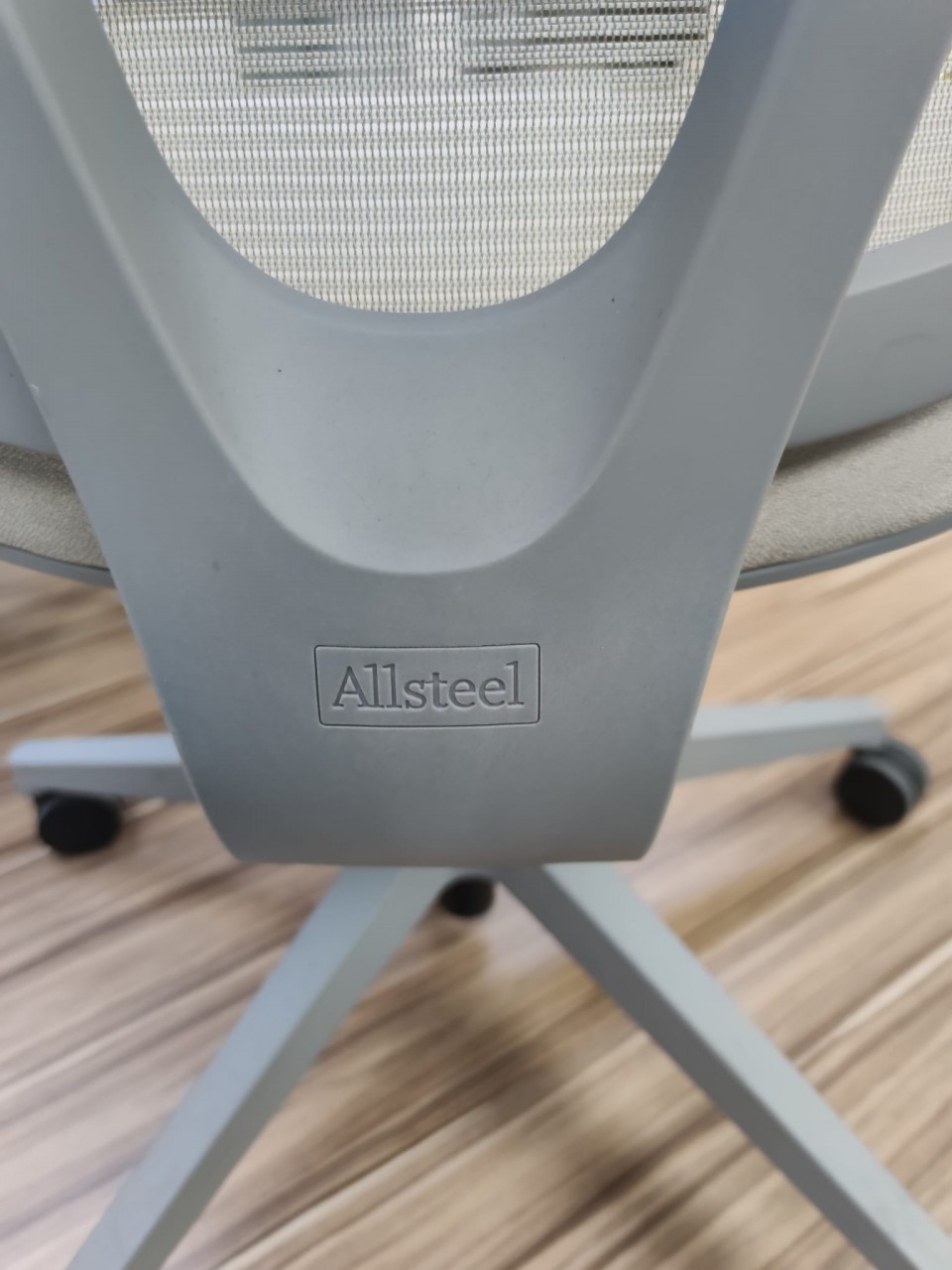 Allsteel 米色升降扶手網背椅