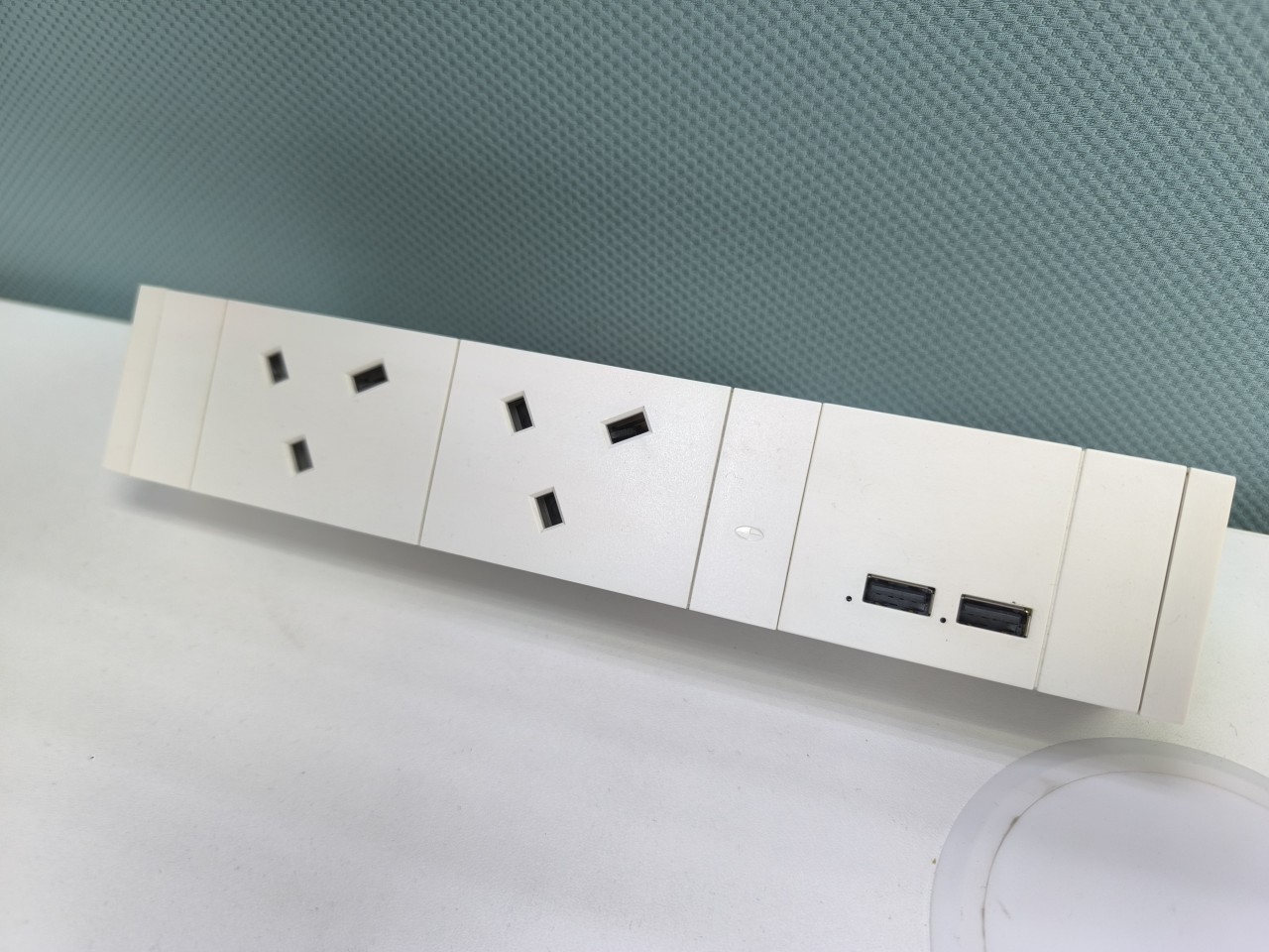 全白色電動升降枱 OKAMURA JAPAN